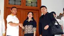 Ketua Umum Partai Hanura Wiranto tampak bersalaman dengan Puan Maharani usai kunjungan ke kediaman Megawati. (Liputan6.com/Miftahul Hayat)
