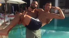 Pemain Real Madrid, Cristiano Ronaldo disebut-sebut sedang dekat dengan seorang petinju asal Maroko, Badr Hari. Dalam beberapa foto yang diunggah Badr lewat akun Instagramnya, kedua pria tersebut memang terlihat begitu dekat dan mesra. (dailymail.co.uk)