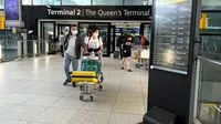 Wisatawan beraktivitas di bandara Heathrow, London, Rabu (13/7/2022). Bandara tersibuk di Inggris itu telah memberlakukan pembatasan jumlah penumpang saat periode libur musim panas ini karena sektor penerbangan berjuang untuk mengatasi lonjakan permintaan perjalanan. (AP Photo/Alberto Pezzali)