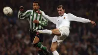 Transfer sang maestro, Zinedine Zidane, dari Juventus ke Real Madrid senilai 46,6 juta poundsterling pada tahun 2001 menjadi rekor baru yang fantastis. (AFP/Pierre-Philippe Marcou)