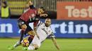 Aksi pemain Cagliari, Marco Sau (kiri) mencoba merebut bola dari pemain Juventus, Giorgio Chiellini pada lanjutan Serie A di Sant'Elia Stadium, Cagliari (12/2/2017). (AFP/Giuseppe Cacace)