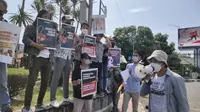 Aksi refleksi hari kebebasan pers dunia oleh Koalisi Jurnalis Cirebon. Foto (Liputan6.com / Panji Prayitno)