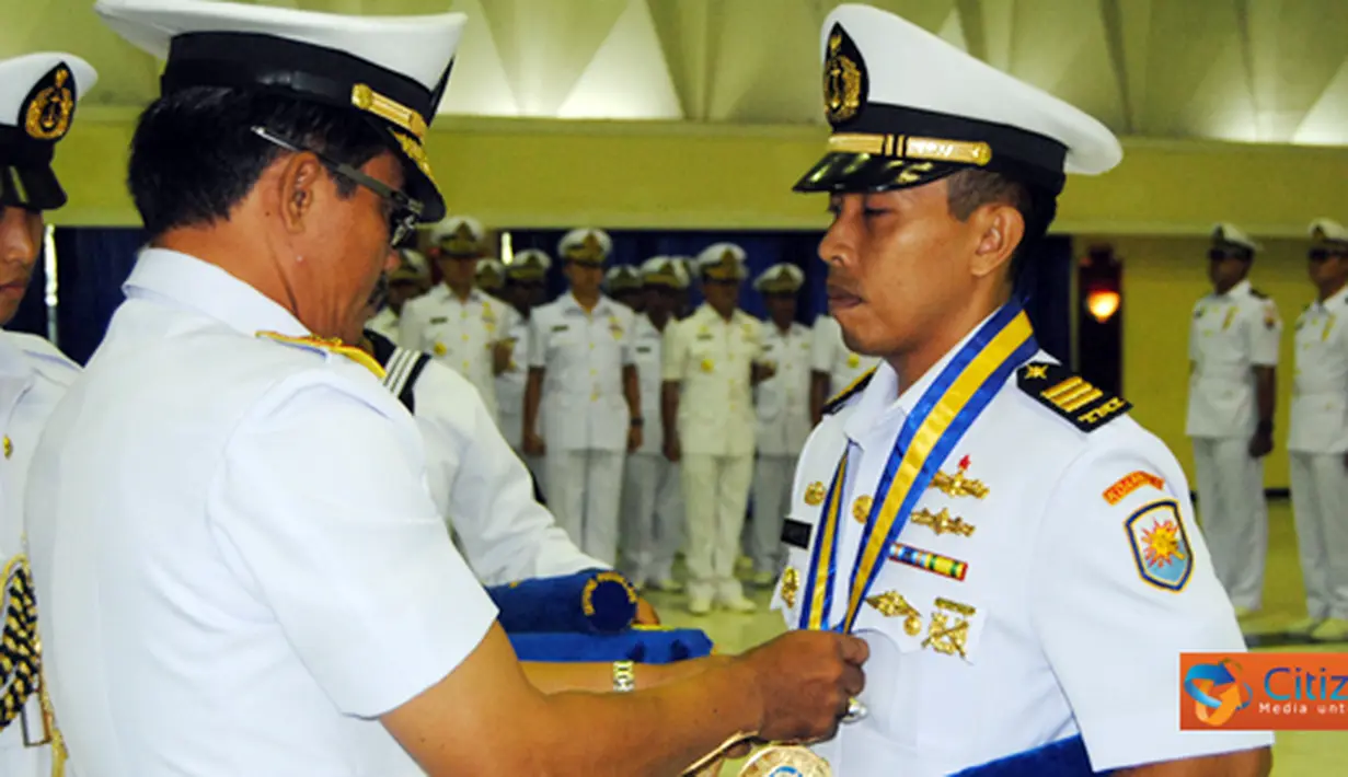 Citizen6, Surabaya: Kapten Laut (P) Fitriyan Rupito dikukuhkan sebagai lulusan terabaik dan berhak mendapatkan medali “ Adi Jala Yudha. " (Pengirim: Penkobangdikal)