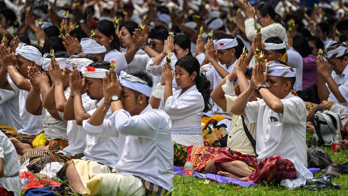 Gubernur Koster Tegaskan Perayaan Nyepi dan Idulfitri di Bali Berjalan Damai