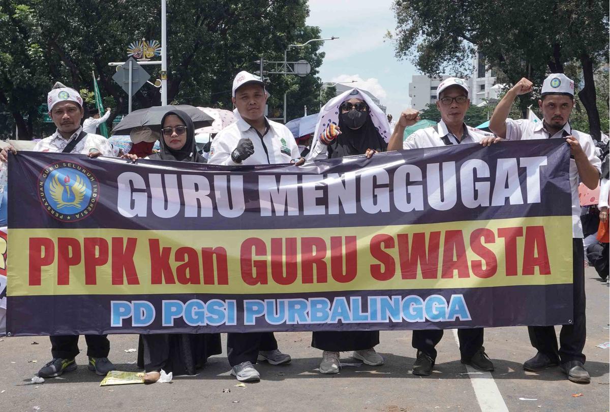 FOTO: Demo Guru Madrasah SwastaTuntut Diangkat Jadi PPPK
