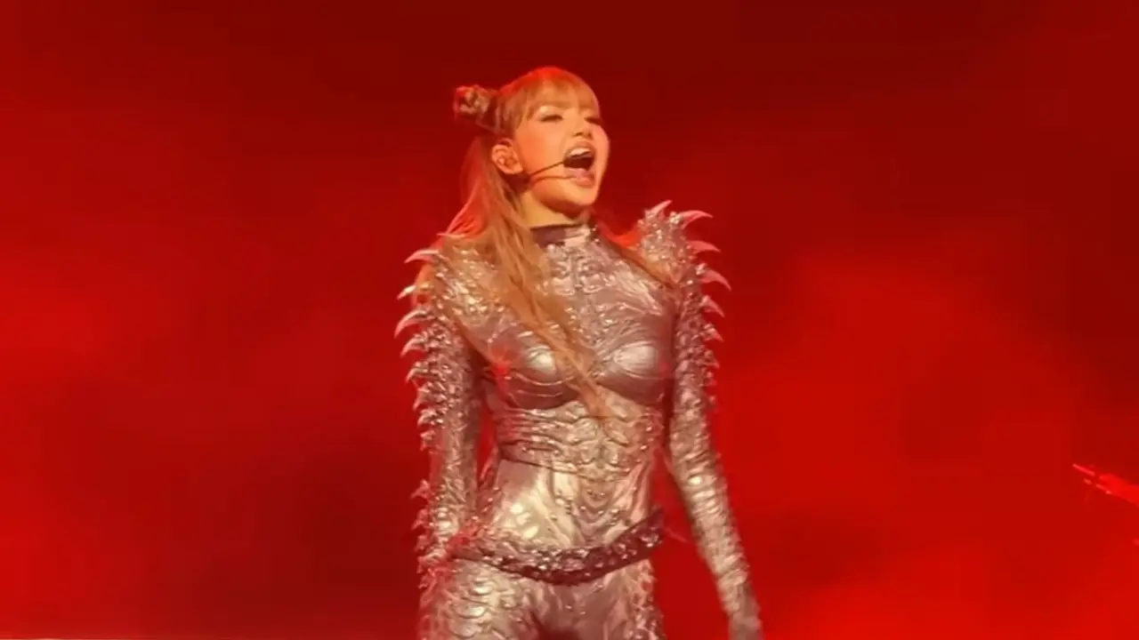 Penampilan Memukau Lisa BLACKPINK di Festival Coachella 2025, Siapa yang Mendesain Kostumnya?