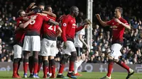 Para pemain Manchester United merayakan gol yang dicetak Paul Pogba ke gawang Fulham pada laga Premier League di Stadion Craven Cottage, London, Sabtu (9/2). Fulham kalah 0-3 dari MU. (AFP/Ian Kington)