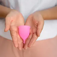 Menstrual cup adalah alat berbentuk cangkir kecil yang terbuat dari silikon atau karet fleksibel, yang dimasukkan ke dalam vagina untuk menampung darah menstruasi. [Dok/freepik.com]