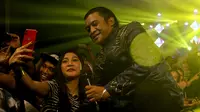 Didi kempot ketika diajak swafoto dengan para penggemarnya saat konser di Solo, Kamis malam (19/9).(Liputan6.com/Fajar Abrori)