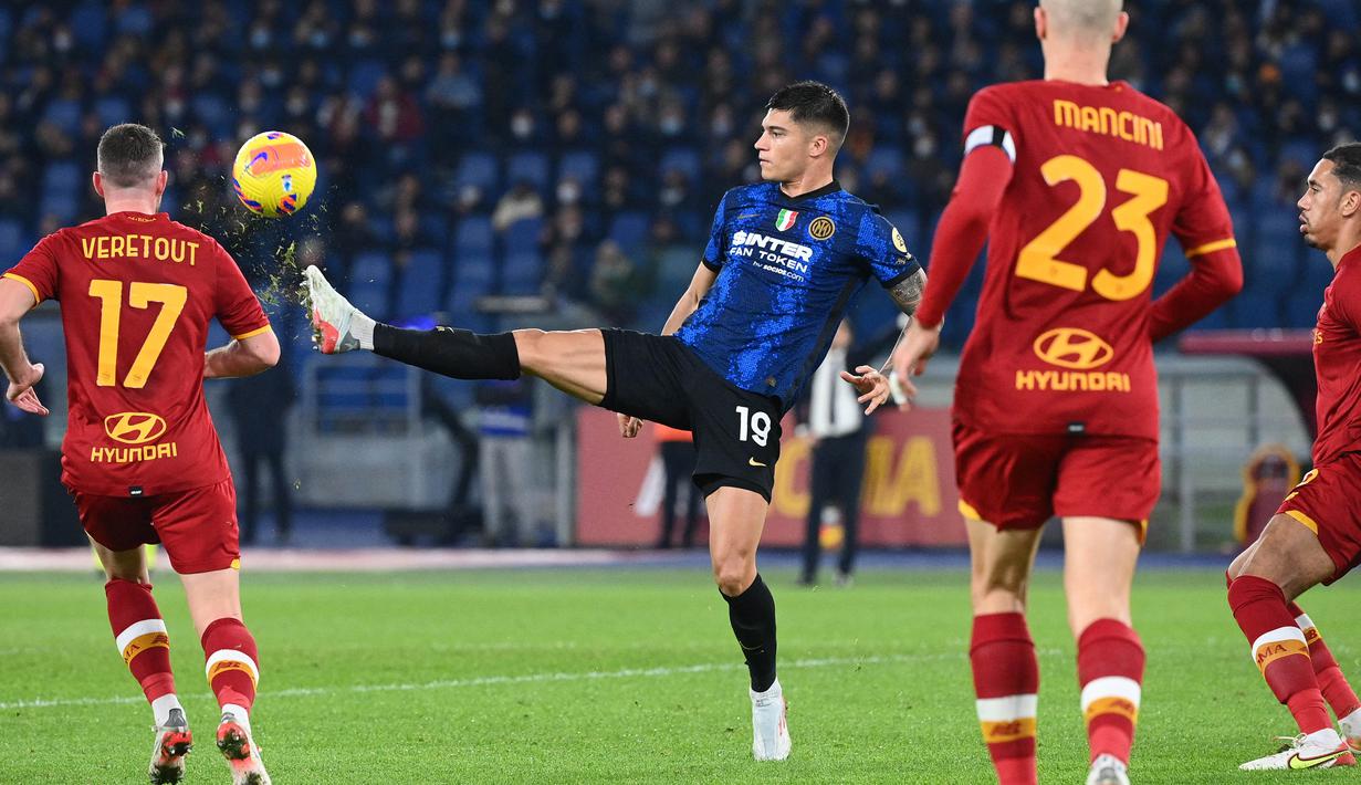 Pemain Inter Milan, Joaquin Correa yang musim lalu dipinjamkan dari Lazio mengenakan nomor punggung 19. Kini, Correa sudah dibeli oleh Inter dan mengganti nomor punggung 11 peninggalan Aleksandar Kolarov. (AFP/Vicenzo Pinto)
