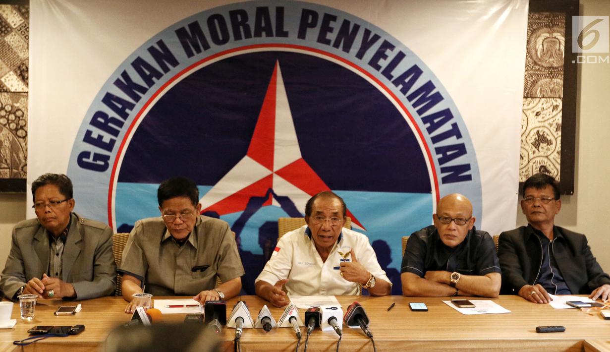 Politisi senior Partai Demokrat (PD) Max Sopacua (tengah) didampingi politisi-politisi senior PD lainnya yang tergabung dalam Gerakan Moral Penyelamatan Partai Demokrat (GMPPD) memberikan keterangan pers terkait koalisi Partai Demokrat di Jakarta Pusat, Kamis (13/6/2019). (Liputan6.com/Johan Tallo)