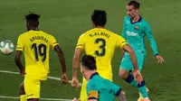 Penyerang Barcelona Antoine Griezmann (kanan) mencetak gol ketiga untuk timnya ke gawang Villareal dalam pekan ke-34 La Liga Spanyol di stadion La Ceramica, Minggu (5/7/2020). Barcelona sukses menumbangkan Villarreal dengan skor telak 4-1. (AP Photo/Jose Miguel Fernandez)