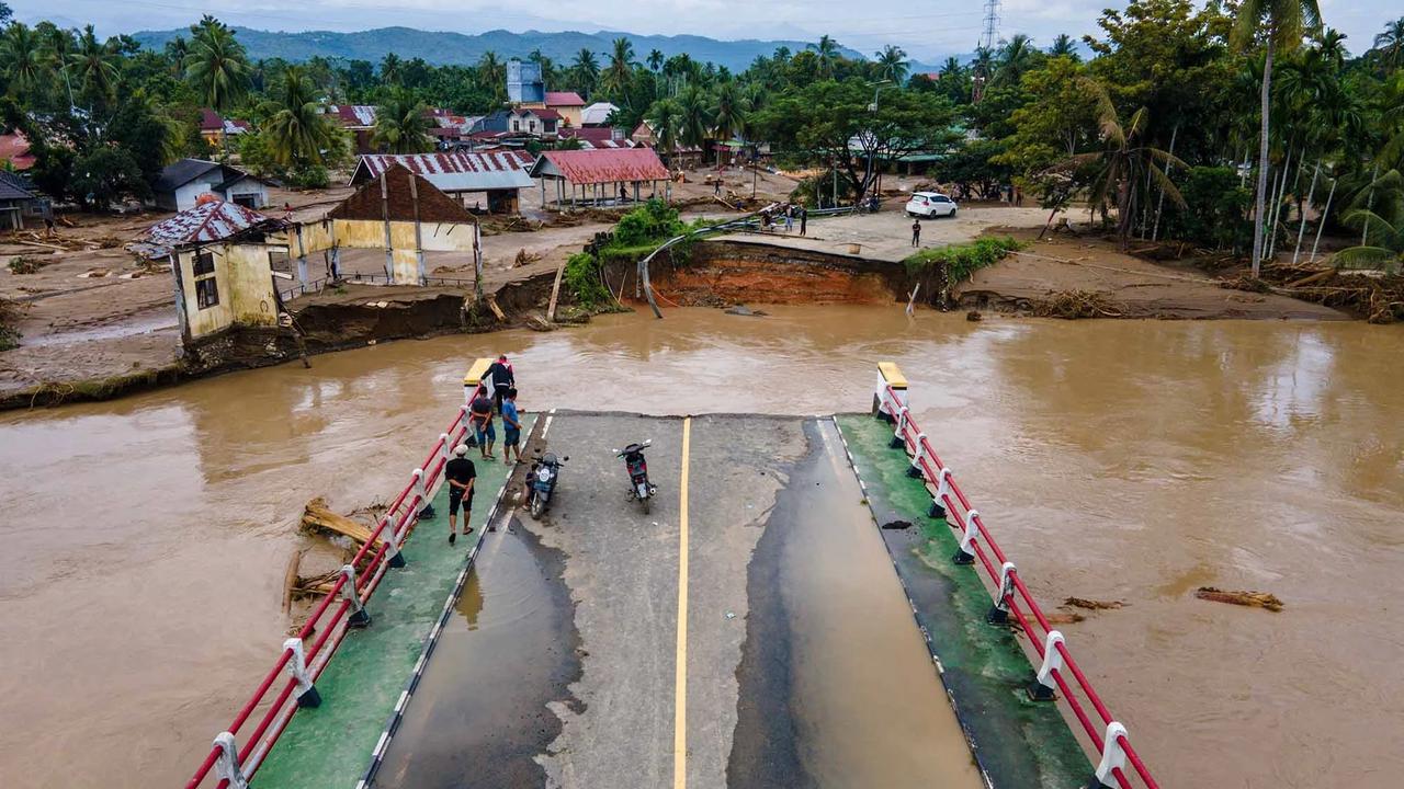 FOTO: Banjir Bandang Lumpuhkan Pidie Jaya, Jalur Aceh–Sumut Terputus