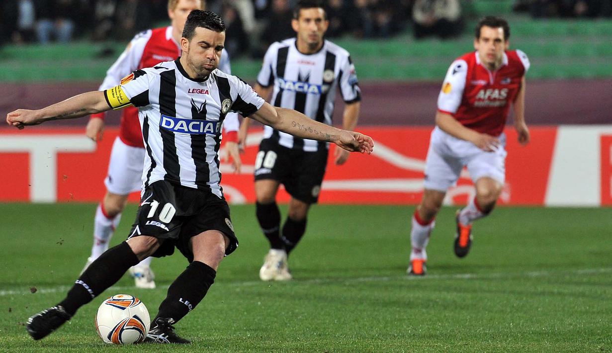 Legenda Udinese, Antonio Di Natale merupakan seorang pencetak gol terbanyak keenam dalam sejarah Liga Italia, dengan mengoleksi 191 gol. Mengejutkannya, Di Natale termasuk salah satu pemain dengan catatan paling sering gagal melakukan tendangan penalti, yaitu sebanyak 14 kali. (AFP/Simone Ferraro)