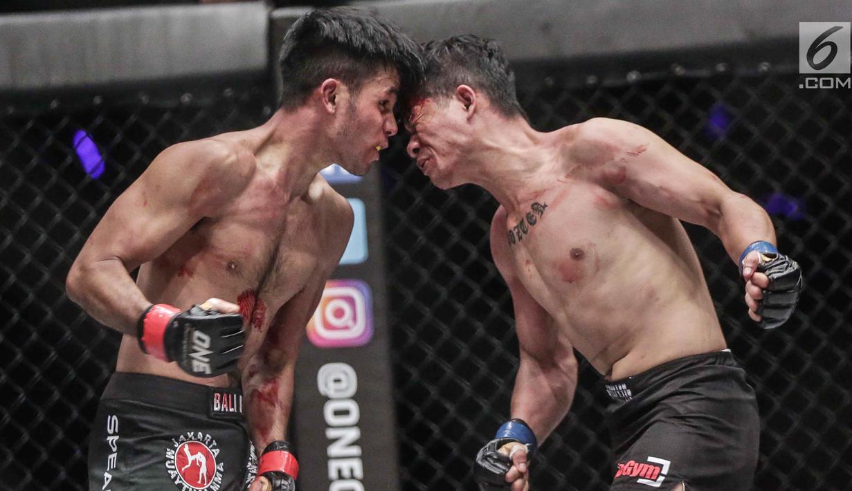 Dua petarung Indonesia, Rizki Umar (kiri) dan petarung Arnol Batubara (kanan) saat berlaga pada partai pertama dalam One Championship di Jakarta, Sabtu (20/1). Rizki Umar menang pada partai pertama One Championship. (Liputan6.com/Faizal Fanani)