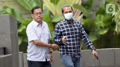 Mantan Ketua DPRD Kabupaten Bengkalis Abdul Kadir (kiri) tiba di Gedung KPK, Jakarta, Rabu (18/3/2020). Abdul Kadir diperiksa sebagai saksi untuk tersangka Bupati nonaktif Bengkalis Amril Mukminin terkait dugaan menerima suap proyek pembangunan Jalan Duri-Sei Pakning. (merdeka.com/Dwi Narwoko)