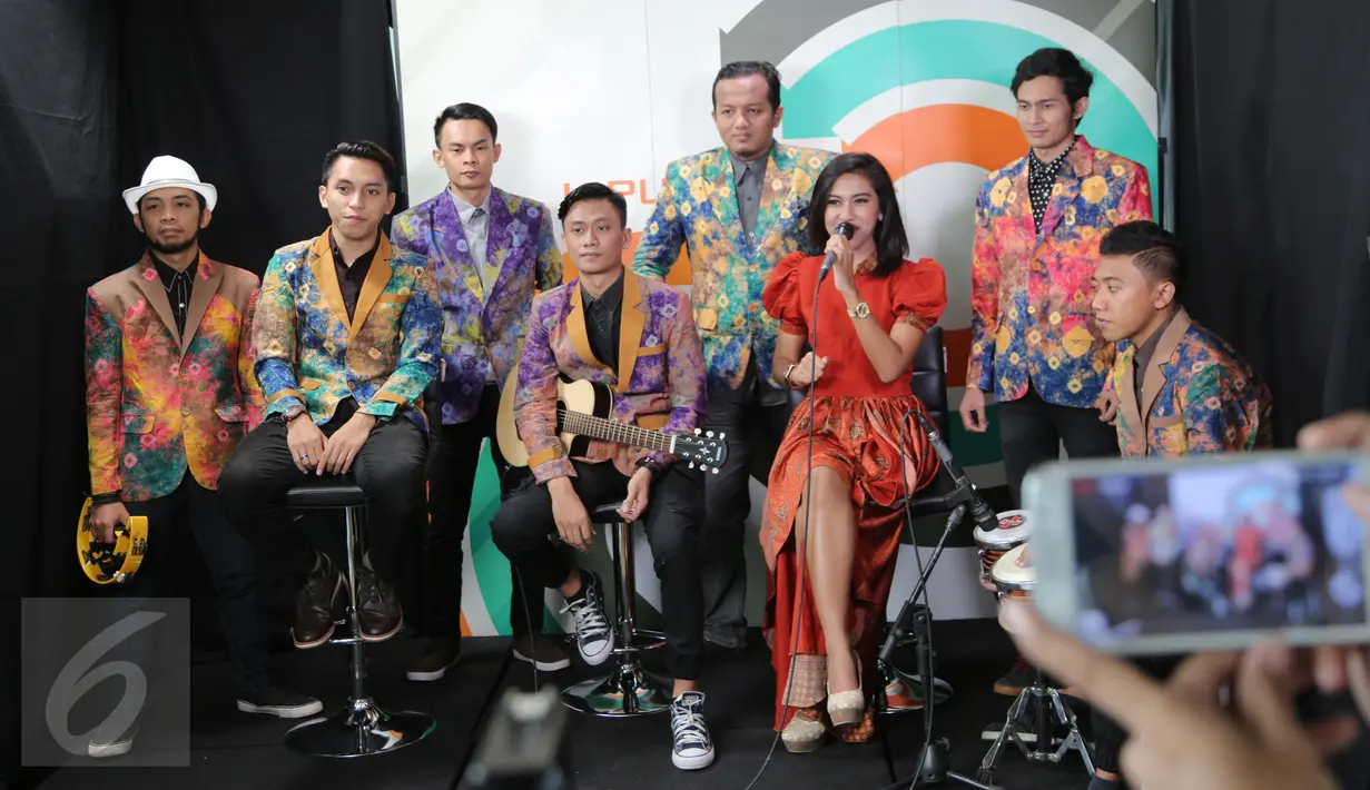 Tampil membawakan beberapa lagu andalannya, Rusak Band sukses menggoyang redaksi Liputan6.com, di Jakarta, Sabtu (23/1/2016). (Liputan6.com/Endang Mulyana)