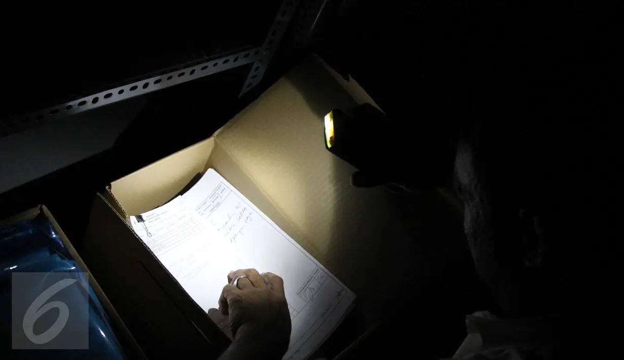 Penyidik Tindak Pidana Korupsi Bareskrim Polri menggeledah berkas di kantor SKK Migas, Jakarta, Senin (22/6). Penyidik menyita sejumlah dokumen dari lelang penawaran langsung wilayah kerja minyak dan gas bumi East Bontang. (Liputan6.com/Helmi Afandi)