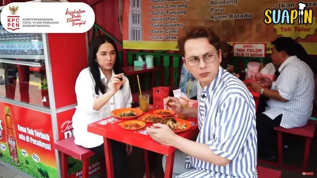 Ussy Sulistiawaty Makan di Pinggir Jalan