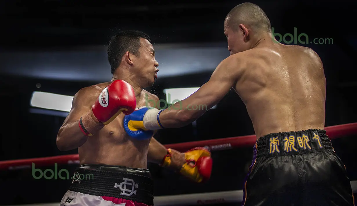 Pukulan dari Yoshitaka Kato, mengenai pas dada dari Cino, panggilan akrab Daud Yordan. (Bola.com/Vitalis Yogi Trisna)