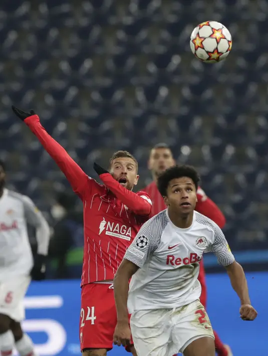 Penyerang RB Salzburg, Karim Adeyemi mengejar bola saat bertanding melawan Sevilla pada pertandingan Grup G Liga Champions di Salzburg, Austria, Kamis (9/12/2021). Salzburg meraih tiket lolos ke babak 16 besar Liga Champions. (AP Photo/Lisa Leutner)