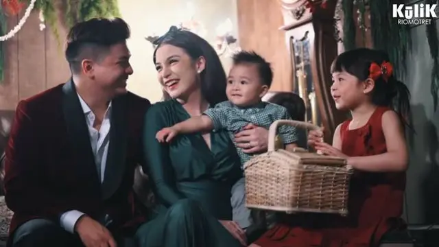 7 Pemotretan Keluarga Chelsea Olivia dan Glenn Alinskie Bertema Natal