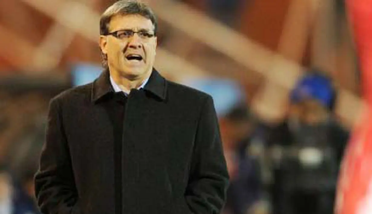Gaya pelatih Paraguay Gerardo Martino memberi instruksi kepada para pemainnya di laga semifinal Copa America 2011 melawan Venezuela di Malvinas Argentinas Stadium, 20 Juli 2011. AFP PHOTO / ALEJANDRO PAGNI