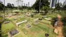Suasana area pemakaman di Tempat Pemakaman Umum (TPU) Utan Jati, Jakarta, Kamis (11/1). Menghadapi kekurangan lahan, Pemprov DKI telah mengalokasikan anggaran Rp400 miliar untuk pengadaan lahan makan TPU pada tahun 2018. (Liputan6.com/Faizal Fanani)
