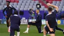 Pemain Prancis, Kylian Mbappe, saat mengikuti sesi latihan jelang hadapi Spanyol pada laga semifinal Euro 2024 di Munich, Jerman, Senin (8/7/2024). (AP Photo/Hassan Ammar)