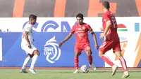 Pemain Persija Jakarta, Frengky Missa (tengah) menguasai bola dibayangi pemain Persis Solo, Abduh Lestaluhu dalam laga pekan ke-2 BRI Liga 1 2022/2023 antara Persija Jakarta melawan Persis Solo di Stadion Patriot Candrabhaga, Bekasi, Minggu (31/7/2022) sore WIB. (Bola.com/Ikhwan Yanuar)