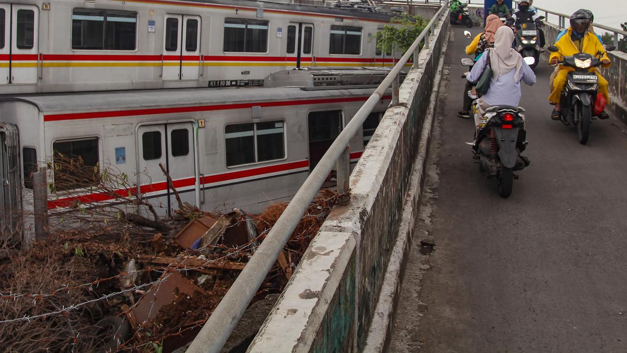 FOTO: Gerbong KRL Tak Terpakai Bertumpuk di Depok Picu Rasa Penasaran Warga