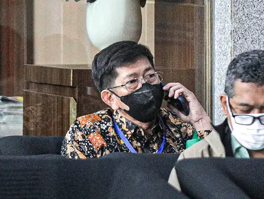 Kepala Kantor Pajak Madya Jakarta Timur, Wahono  Saputro menunggu di ruang tamu gedung Merah Putih Komisi Pemberantasan Korupsi (KPK) untuk menjalani klarifikasi kekayaan, Selasa (14/3/2023). Diketahui, Wahono Saputro dipanggil KPK karena nama istrinya tercatat sebagai pemilik saham di perusahaan properti seluas 6,5 hektar milik istri Rafael Alun Trisambodo, Ernie Meike di Minahasa Utara. (Liputan6.com/Faizal Fanani)