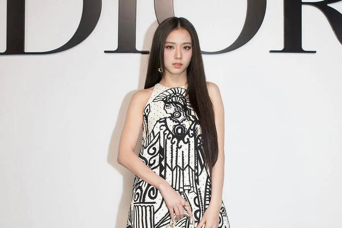 Jisoo BLACKPINK Tampil Memesona dengan Nude Makeup di Paris Fashion Week 2021