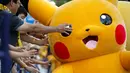 Warga bersuka cita menunggu parade Pikachu dalam serial animasi Pokemon melakukan parade di Yokohama , Jepang , 7 Agustus 2016. (REUTERS / Kim Kyung - Hoon)
