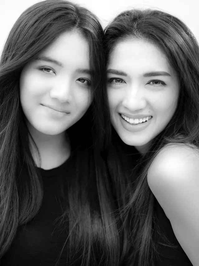 Angel Karamoy tampak masih belia meski anaknya sudah remaja (Instagram/realangelkaramoy)