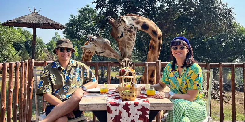 Potret Seru Winky Wiryawan dan Kenes Andari Main Bareng Jerapah di Taman Safari