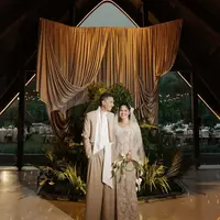 Bagai pengantin baru, begini pesona anggun Andien rayakan ulang tahun pernikahan. (Foto: Thebridestory)