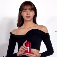 Dalam kesempatan tersebut, idol asal Thailand yang dikenal sebagai member girl group global BLACKPINK ini tampil sebagai global spokesperson untuk produk Red Maple Camellia Repair Essence. [@lalalalisaaa.mn].