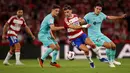 Barcelona harus bekerja ekstra keras saat bertandang ke kandang Granada. Ketinggalan dua gol, skuad asuhan Xavi akhirnya berhasil memaksa pertandingan berakhir imbang 2-2. (AP Photo/Fermin Rodriguez)
