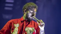 Rapper Post Malone saat tampilselama Tur "Runaway" di Frank Erwin Center pada 10 Maret 2020 di Austin, Texas. (SUZANNE CORDEIRO / AFP)