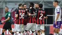 Pemain AC Milan merayakan gol ke gawang Fiorentina (AFP)