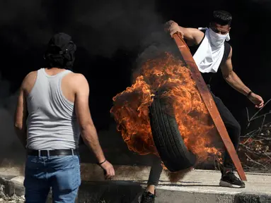 Demonstran Palestina bentrok dengan pasukan Israel menyusul demonstrasi mendukung Jalur Gaza di Kota Nablus, Tepi Barat, Jumat (13/10/2023). Pejuang Palestina mulai melakukan perlawanan di Tepi Barat. (AP Photo/Majdi Mohammed)