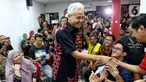 Bakal Calon Presiden (Bacapres) dari PDI Perjuangan, Ganjar Pranowo menyalami pendukungnya di Graha Pena 98, Jakarta, Kamis (21/9/2023). (Liputan6.com/Angga Yuniar)
