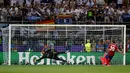 Pemain Atletico Madrid, Juanfran, gagal mencetak gol saat adu penalti melawan Real Madrid dalam final Liga Champions di Stadion San Siro, Milan, Minggu (29/5/2016) dini hari WIB. (Reuters/Kai Pfaffenbach)