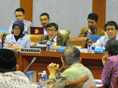 Menteri Hukum dan HAM Yasonna Laoly mengikuti rapat dengan Badan Legislasi (Baleg) DPR di Kompleks Parlemen, Senayan, Jakarta, Selasa (16/6/2015). Rapat tersebut membahas RUU tambahan di Prolegnas 2014-2019. (Liputan6.com/Andrian M Tunay)