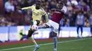 Penyerang Arsenal, pepe berebut bola dengan bek Aston Villa, Ashley Young pada pertandingan lanjutan Liga Inggris di Villa Park, Birmingham, Inggris, Sabtu (19/3/2022). Arsenal menang tipis atas Aston Villa 1-0. (Nick Potts/PA via AP)