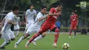Pemain Persika berlari melewati kawalan pemain Timnas Jepang U-19 saat uji tanding di Lapangan B Kompleks GBK, Jakarta, Selasa (27/3). Persika kalah 2-3 dari Jepang U-19. (Liputan6.com/Helmi Fithriansyah)