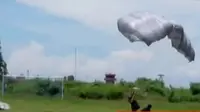 Pasukan Pemukul Reaksi Cepat latihan terjung payung untuk bebaskan WNI di Filipina, Sementara itu, badak putih pertama lahir di Bali.