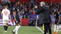 Pelatih Manchester United, Jose Mourinho memberikan arahan kepada Marcus Rashford pada laga 16 besar Liga Champions di Ramon Sanchez Pizjuan stadium, Seville, (21/2/2018). MU bermain Imbang 0-0 lawan Sevilla. (AP/Miguel Morenatti)
