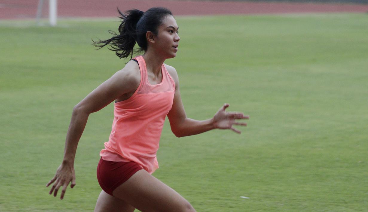 Atlet lari putri Indonesia, Jeany Nuraini, saat latihan di Stadion Madya, Jakarta, Kamis (17/10/2019). Sprinter muda ini akan menjadi salah satu atlet yang akan berlaga di SEA Games 2019. (Bola.com/M Iqbal Ichsan)